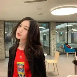 李嫣出国留学深夜泡酒吧,与姐妹浓妆艳抹晒照惹非议