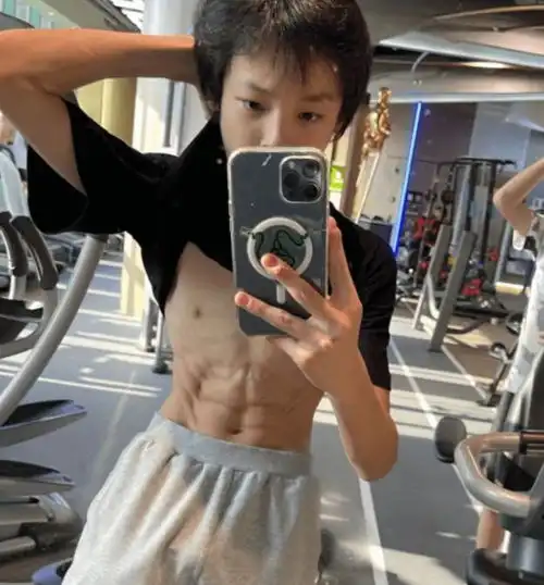 吴佳尼更新动态,晒出健身照,侧卧在地秀身材