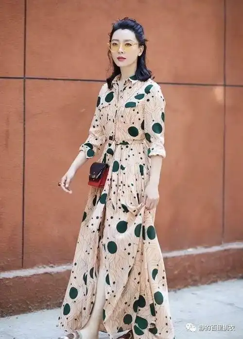 波点衣服复古又经典,学会这样穿,让自己做一个时尚俏女郎