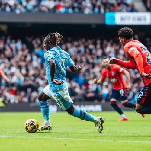 英超头号大师再献神作20米直传,皮球会拐弯6场造6球