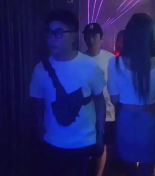 王思聪与甜仇分手又蹦迪,身旁多名网红,碰其中一美女大腿疑新恋情