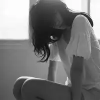 美女头像黑白短发