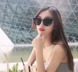 女学生驾驶舱拍照,兴奋发微博炫耀,事件被曝光后机长遭终身禁飞