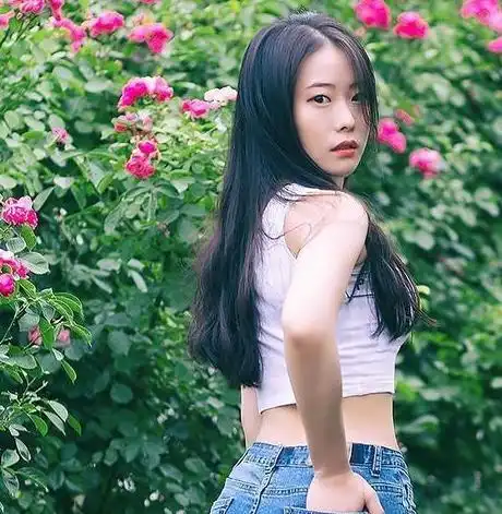 牛仔裤发挥女性的窈窕身材,上身后更加的显瘦显腿长