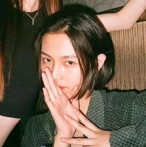 头像丨你那么爱笑还是抵挡不住内心的四处荒乱