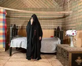 凭借摄影,他走进了世界各地女人的卧室