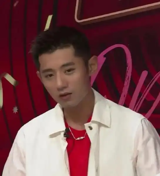 张继科被曝疑似新恋情,工作室再作回应,两次被拍美女疑为同一人