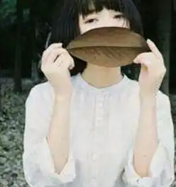 一个穿白色衣服的女孩,用一片树叶遮住脸,露出一双眼睛,背景是一片树林,求图片