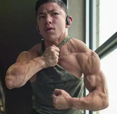 12岁少年坚持健身5年,变身肌肉狂魔惹追捧,发育专家负面案例