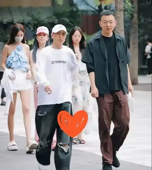 沪上皇秦奋现身太古里,美女环绕网友快救救好兄弟思聪吧