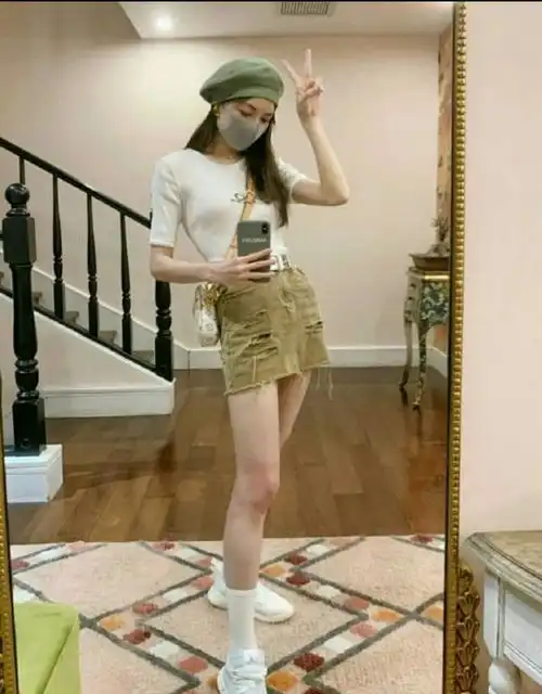 钟楚曦时尚感真强,橘粉色男友t恤配运动裤,自带气场好高级