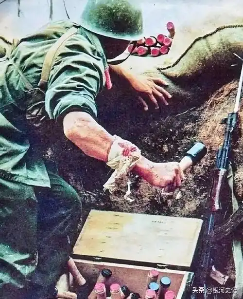 1984年,一22岁战士误闯入一个山洞,他发现里面竟都是女人,就在战士摸出手榴弹时,突然一个黑影吐出长舌头朝他扑过来