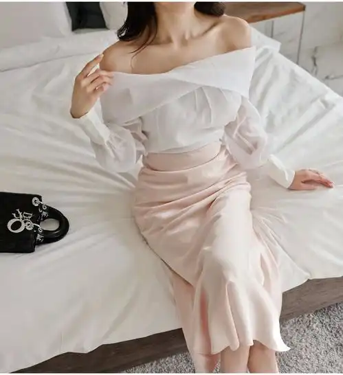 03.美女穿搭欣赏喜欢吗香肩外露配白色长裙吸引众多目光