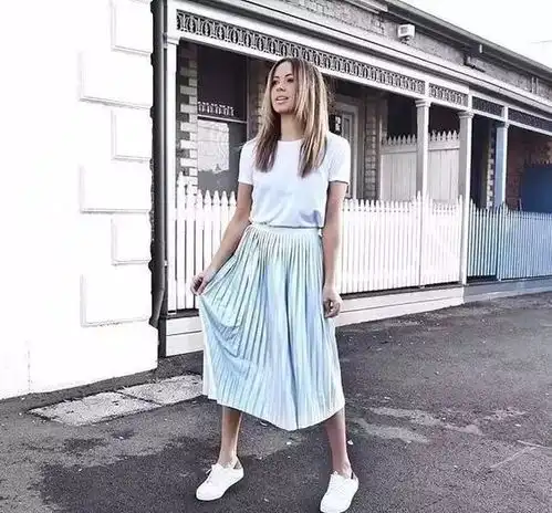 湘西女人夏天这样穿绝对美炸天白t裙子,才是2018年夏天最有女人味的搭配