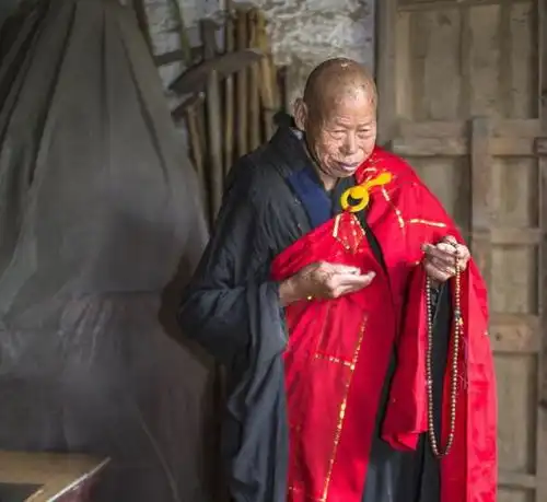 男子因菩萨托梦,花43年时间修建寺庙,身上一件百衲衣穿到80多岁