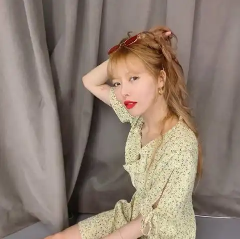 迪丽热巴最近刷屏了撞色卫衣元气爆棚,女神什么风格都能驾驭