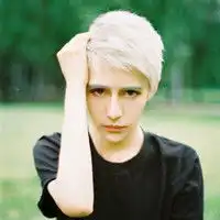 有绿色白色头发的帅哥美女图片吗不要动漫