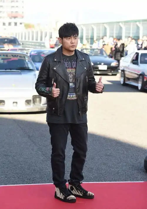 昆凌绑马尾辫穿皮夹克搭细腿裤太苗条,周杰伦帅气有型像机车男