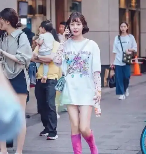 小姐姐白色牛仔热裤搭配条纹衬衫,简约大方出色又不失个性