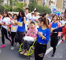 轮椅上的姑娘感受马拉松的魅力