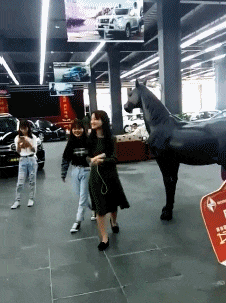搞笑gif最后这一个动作女汉子本性暴露无遗