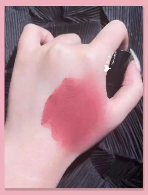 nars细管适合初秋配风衣,颜色饱和度很高,给人日落余晖般氛围感