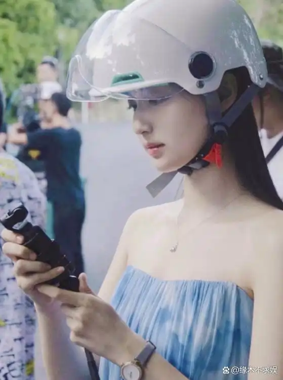 明明是一位明艳大美女,为何两度在正午阳光的剧中做配
