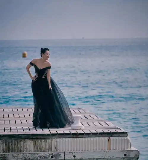 50岁许晴一改公主心身着绿色露肩裙大秀女人味,不愧是不老女神