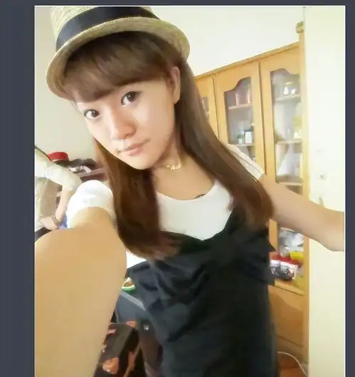 女友卖淫一次收费15000,他开心的顶着大草原帮女友介绍客户