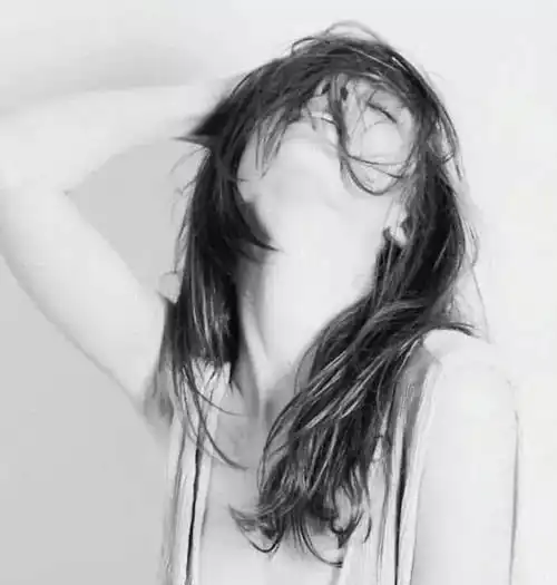 女生抽烟头像黑白qq皮肤