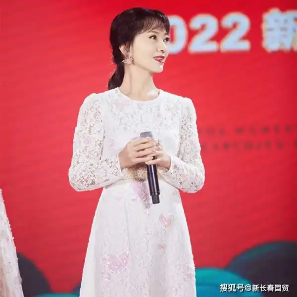 69岁赵雅芝与小40岁女星同框,端庄优雅宛如姐妹