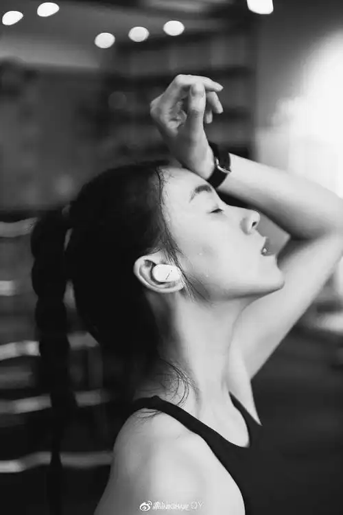 美女运动博主的黑白健身酷照质感十足展现力与美