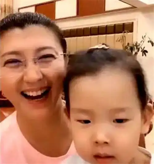 闫学晶45岁时高龄产女,直言很幸福,可累的总是腰酸胳膊疼