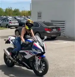 最美宝马双r女骑士,车价6位数,马力205匹,女骑士比车养眼