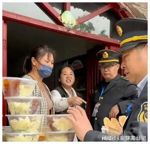 菏泽凉皮事件后续女摊主被罚款,2名执法人员被停职检查
