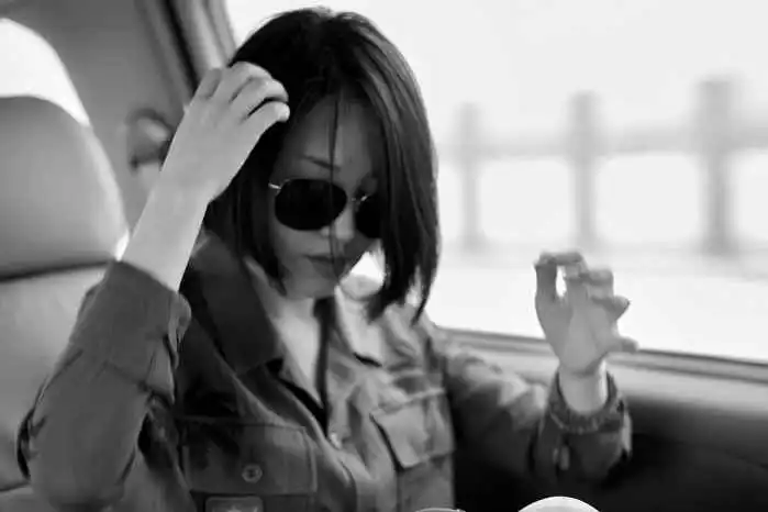 小公主许晴玩转黑白配工装墨镜手串酷帅表情高冷短发出镜