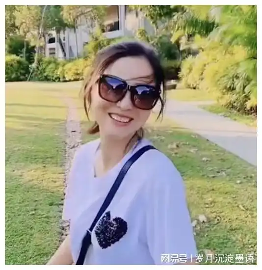 又相信爱情了女子带45万外债和女儿嫁头婚男,7年后被宠成女儿