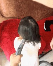 搞笑gif妹子衣服吊牌都没剪就上街了,这衣服是有多好看哦
