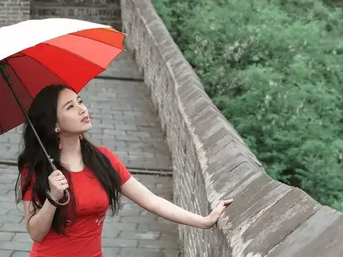 五彩女生长城独游,享受关外清新空气