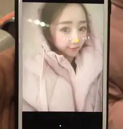 抖音小姐姐车站奔现,看到网恋2年的女友后,网友女神变村姑
