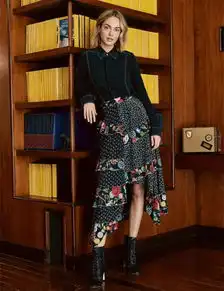 穿清新的碎花半身裙,做甜美的小女生