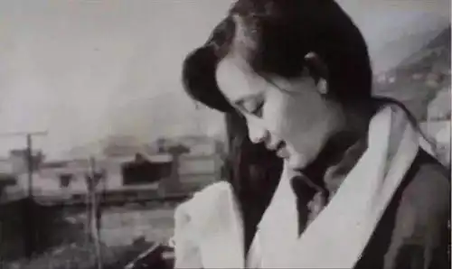 女孩侧脸头像竖屏壁纸温