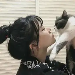 漂亮女生抱萌宠头像大全最新女生抱宠物合照头像可爱好看