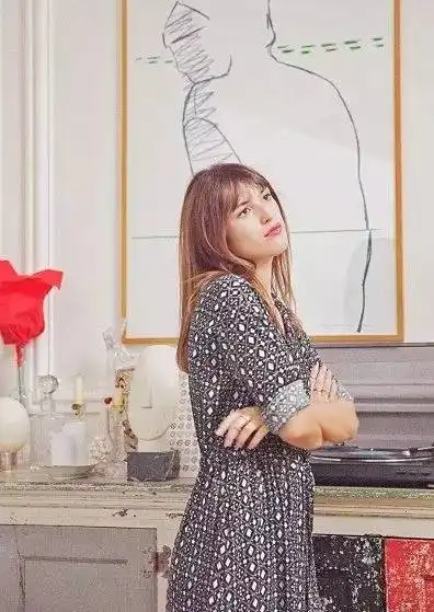 ins上最红的法国少女,你们只看到她会穿,就没发现她相册里最多的地方是她家