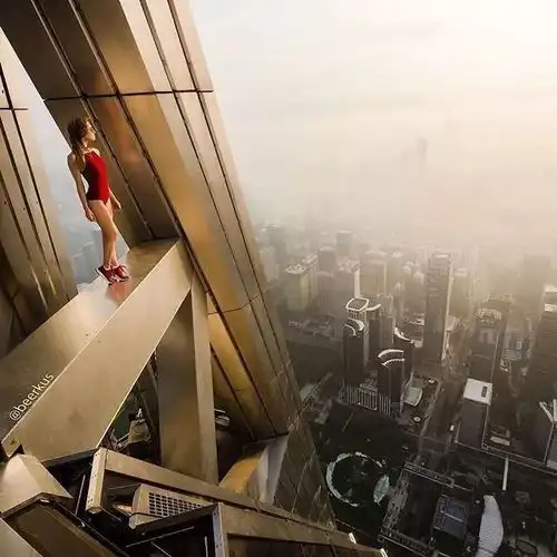 93年美女高楼边缘练瑜伽,一不小心粉身碎骨,堪称死亡的美