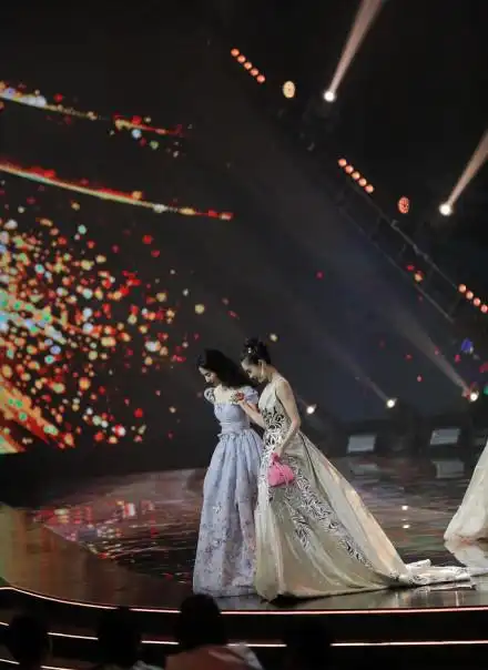 微博之夜顶流女星同框比美是场气质与容颜的比拼,谁更胜一筹