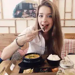 俄罗斯美女几乎什么也没做,就成了韩国的网红,上万男子加她好友