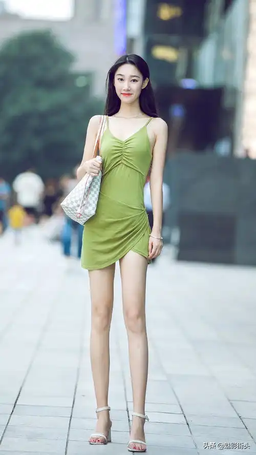 美女的连衣裙真好看,颜色鲜艳款式新颖,让夏日街头更精彩