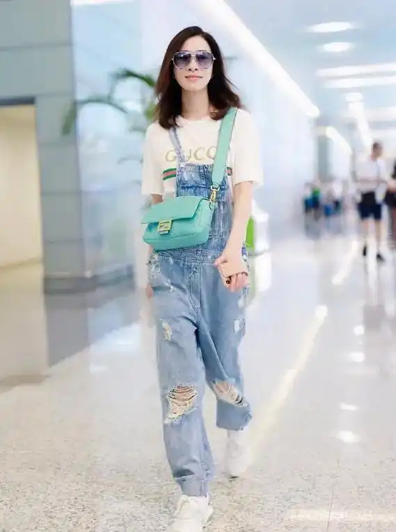 佘诗曼状态过分了,45岁穿背带裤t恤,比年轻女孩还显嫩