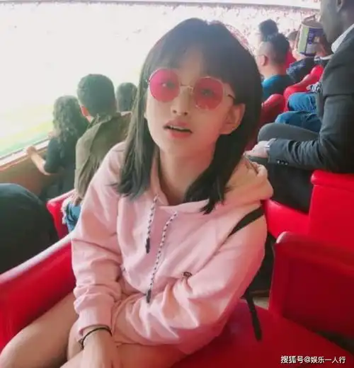 有种最美星二代叫吴启华女儿,12岁像21岁,网友另一个黄多多